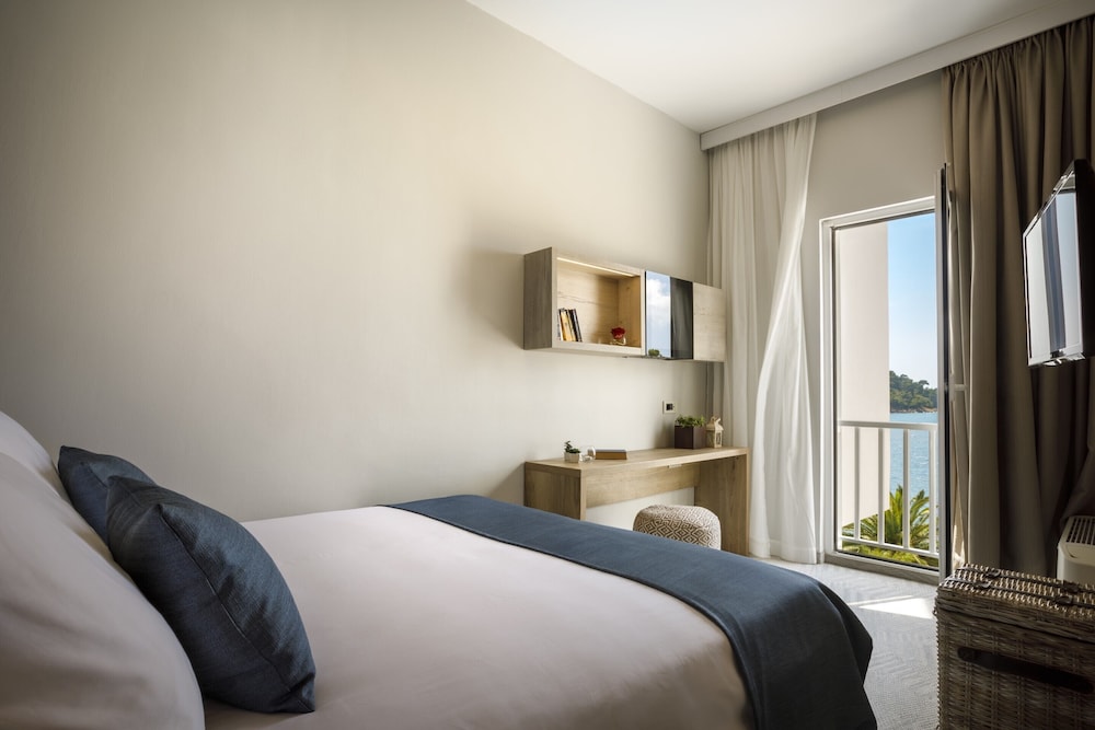 Comfort double seaside room with French balcony photo 1