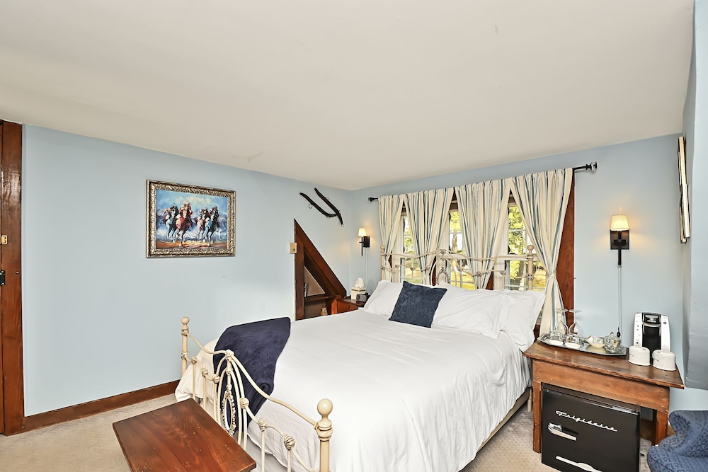 1796 Uncle Guy's Loft photo 2