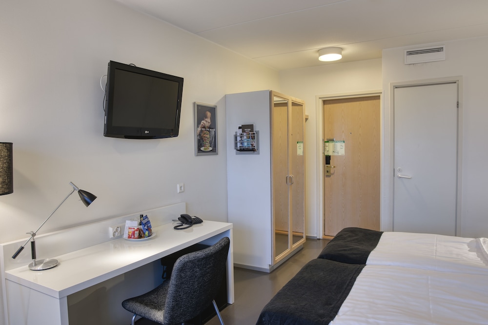 Basic Double Room, 2 Twin Beds, Non Smoking photo 3