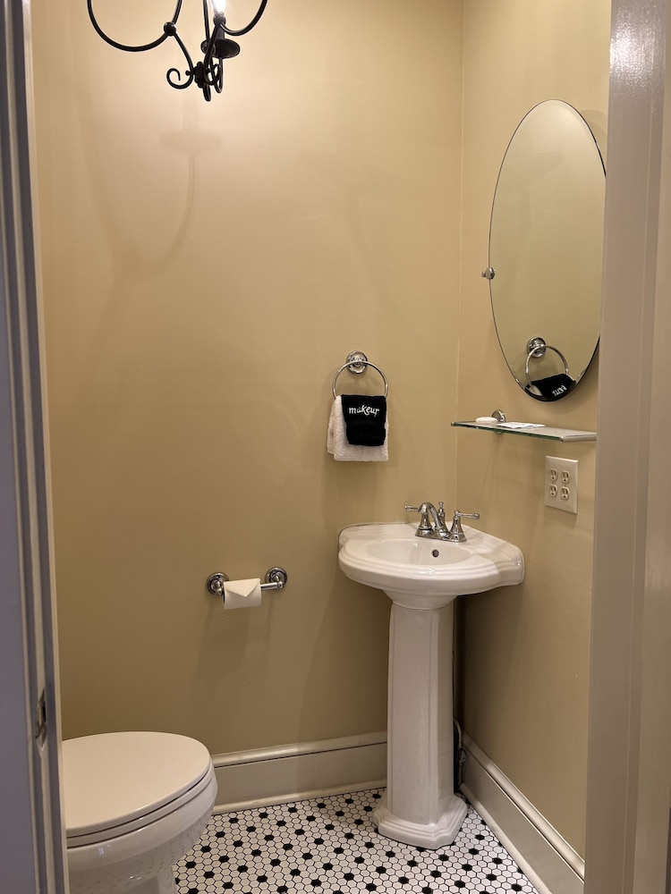 Deluxe Suite, 1 King Bed, 2 Bathrooms (Granger- Founder's Hall) photo 3