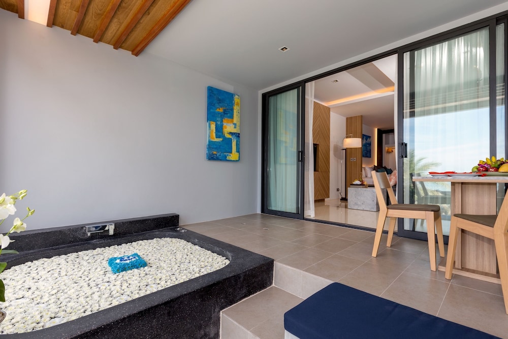 Luxury Beachfront Suite - Photo 5