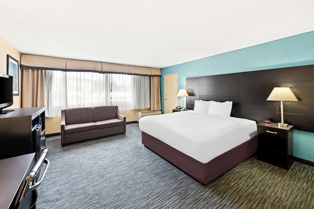Suite, 1 King Bed, Non Smoking (Upgrade) - Photo 1