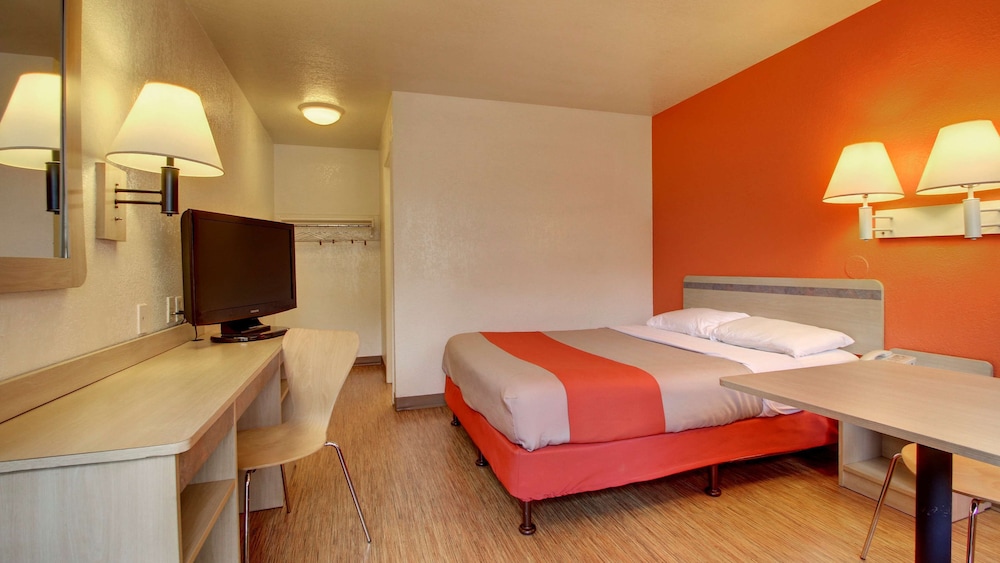 Standard Room, 1 Double Bed, Accessible, Non Smoking photo 2