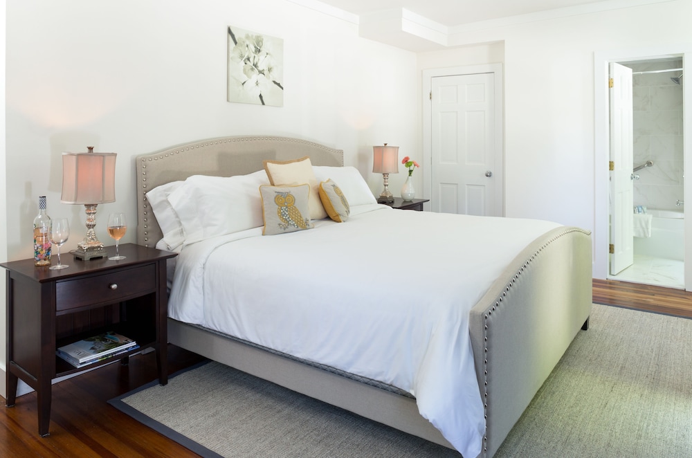 Standard Room, 1 King Bed photo 3