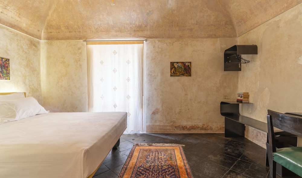 Deluxe Room, 1 King Bed, Balcony, City View