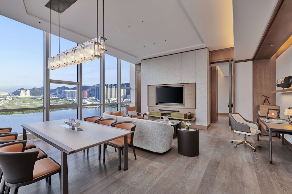 Premium Suite, 1 King Bed - Photo 1