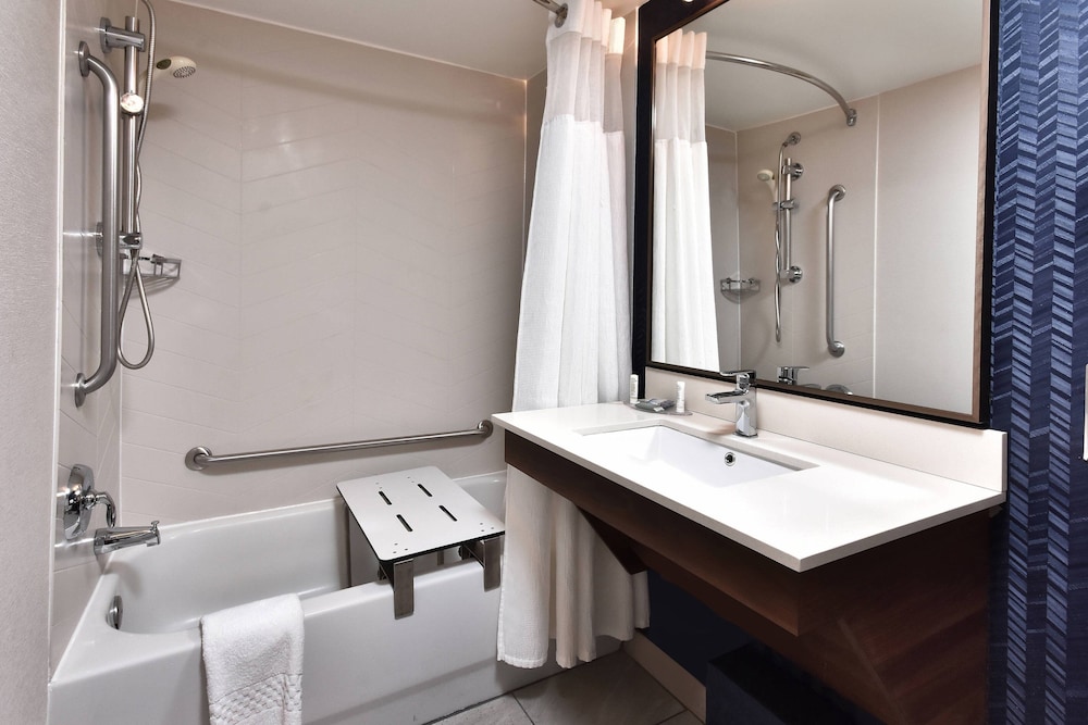 Room, 1 King Bed (Mobility/Hearing Accessible, Tub) - Photo 4