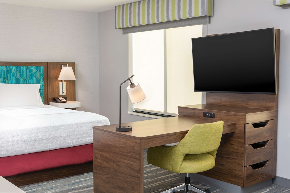 Studio, 1 King Bed, Accessible (Roll-In Shower) - Photo 4