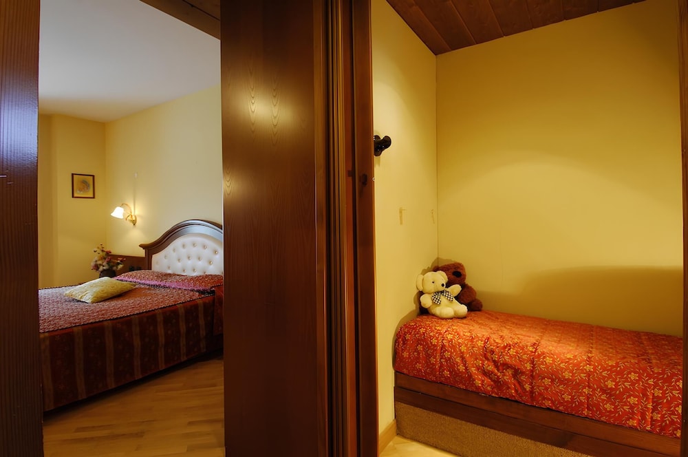 Basic Quadruple Room, Balcony, Mountain View photo 3
