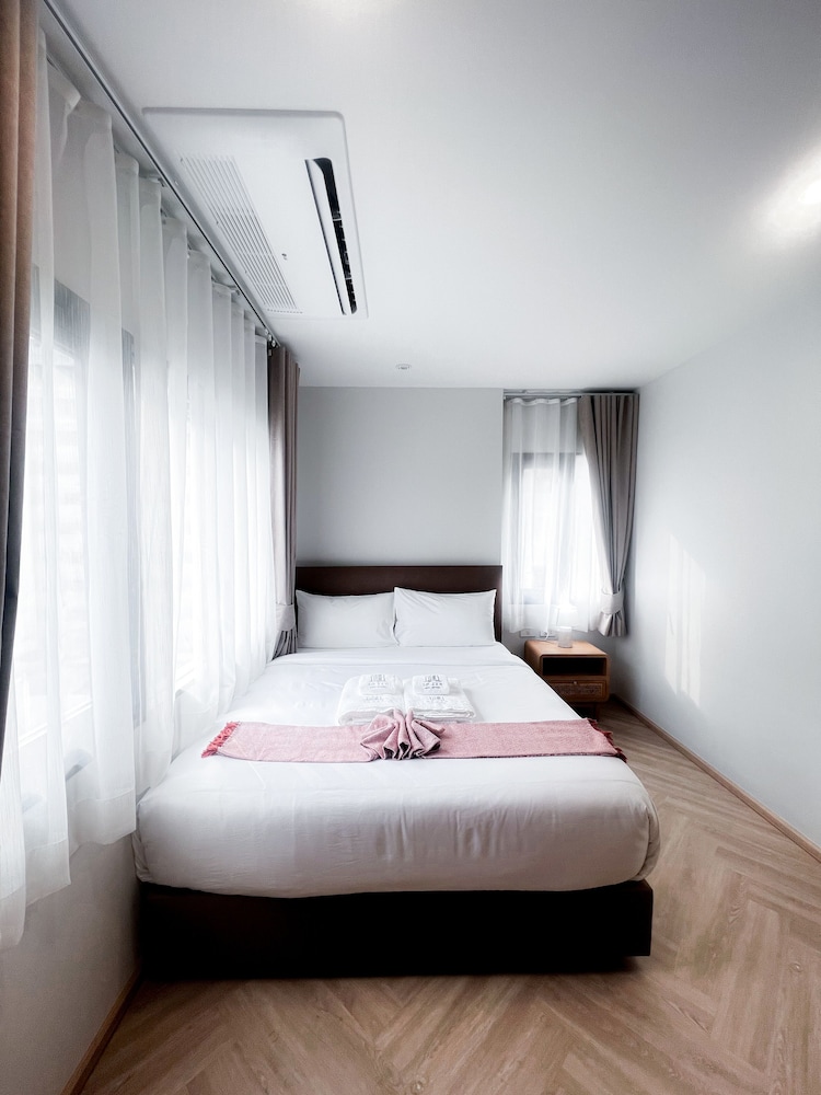 Basic Room, 1 Queen Bed, Non Smoking photo 1