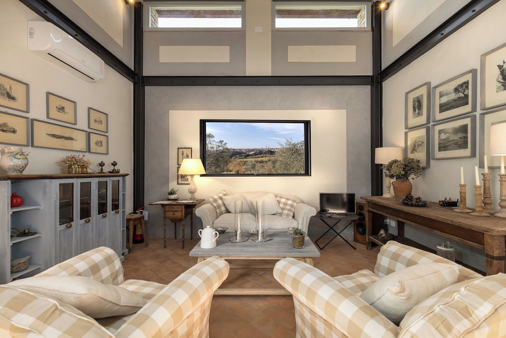 Elite Studio Suite, 1 Queen Bed, City View, Annex Building