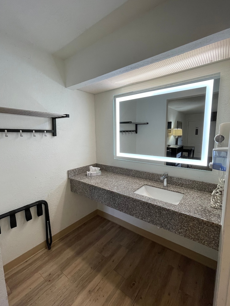 Suite, 2 Queen Beds photo 2