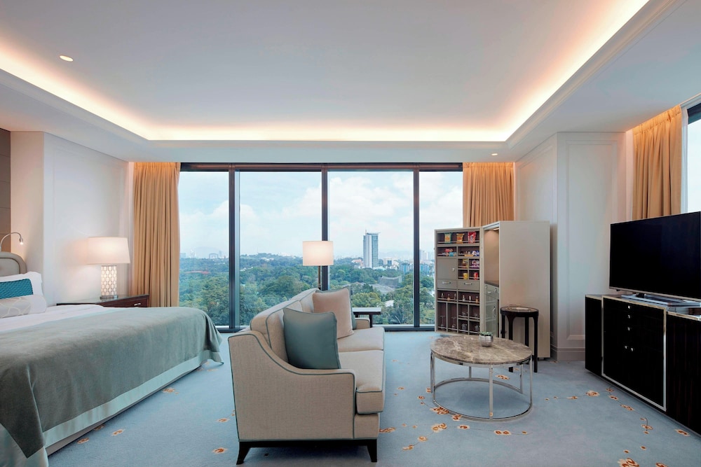 Executive Suite, 1 King Bed, Corner (View)