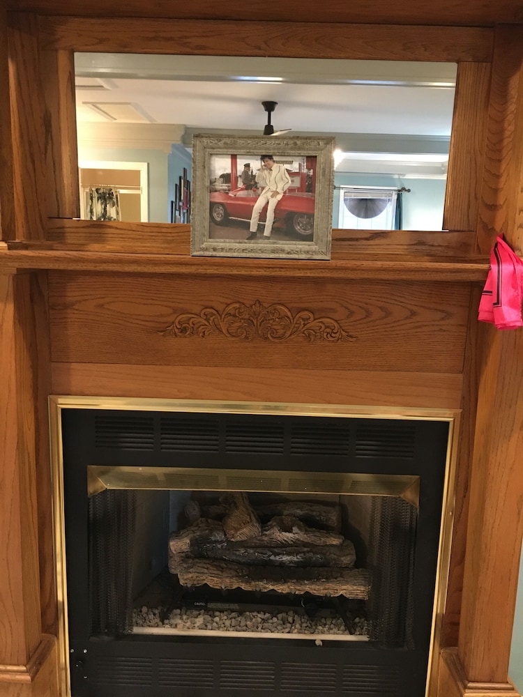 Elite Suite (Elvis Presley Fan Room) photo 3