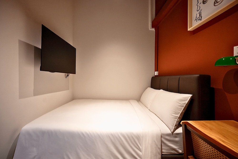 Deluxe Room, 1 Queen Bed photo 2