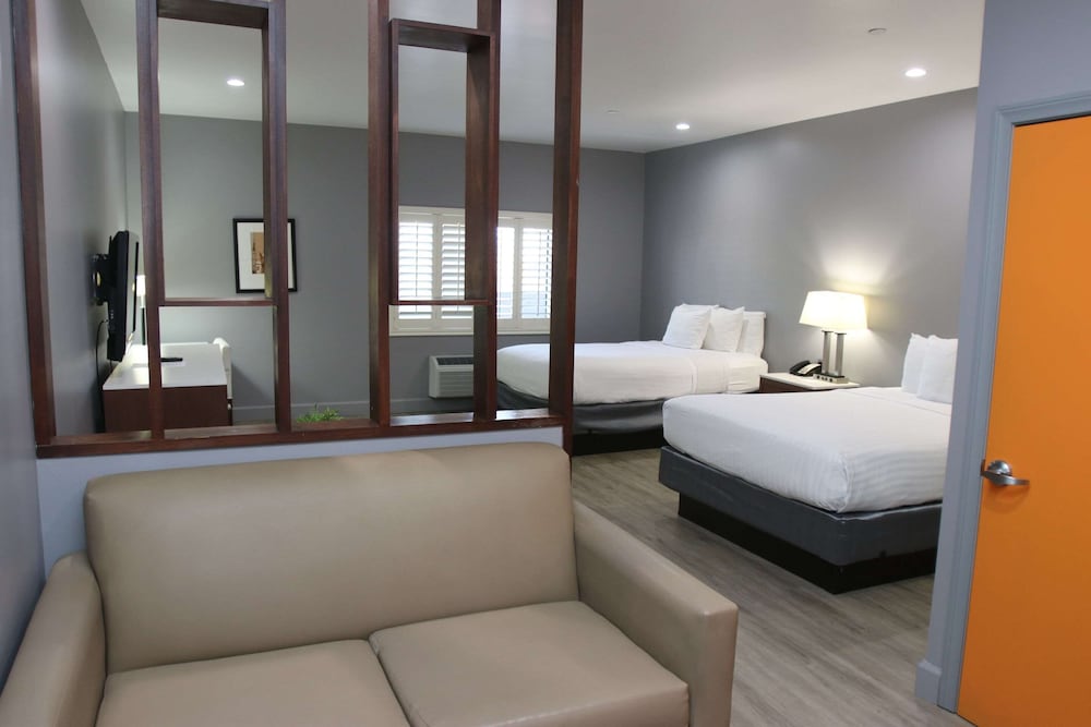 Basic Room, Multiple Beds, Non Smoking - Photo 5