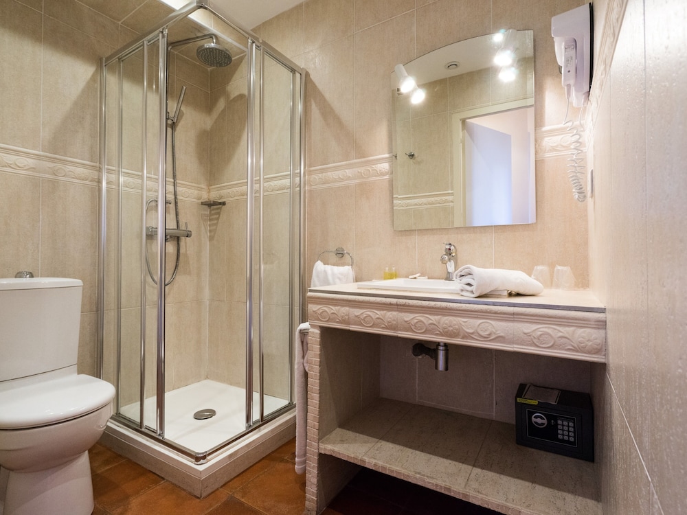 Basic Double or Twin Room, Ensuite, City View (Groupe 2 (16, 17)) photo 3