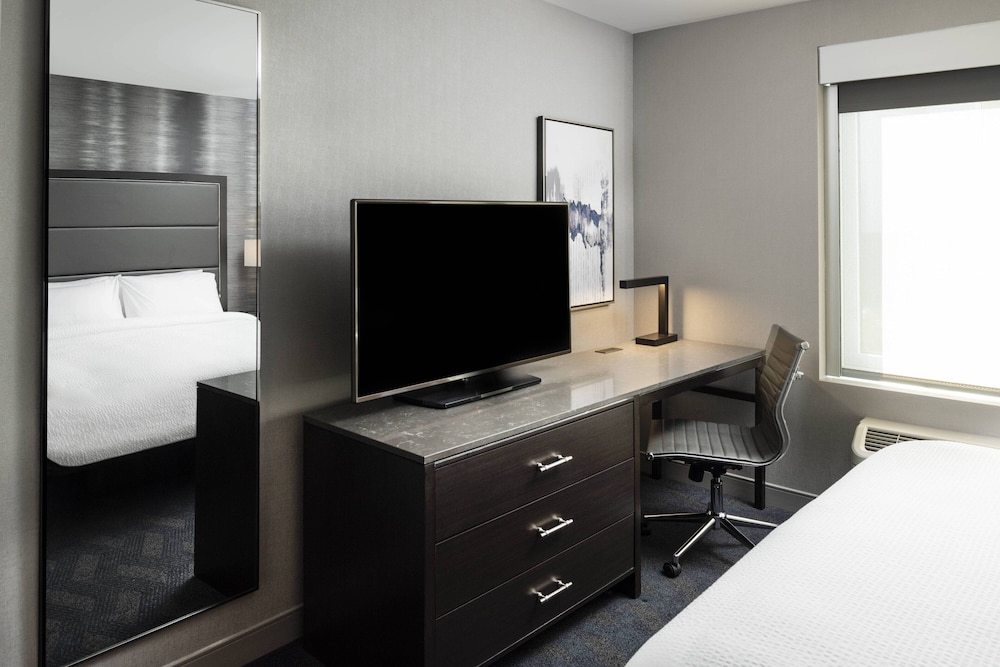 Suite, 1 King Bed with Sofa bed photo 3