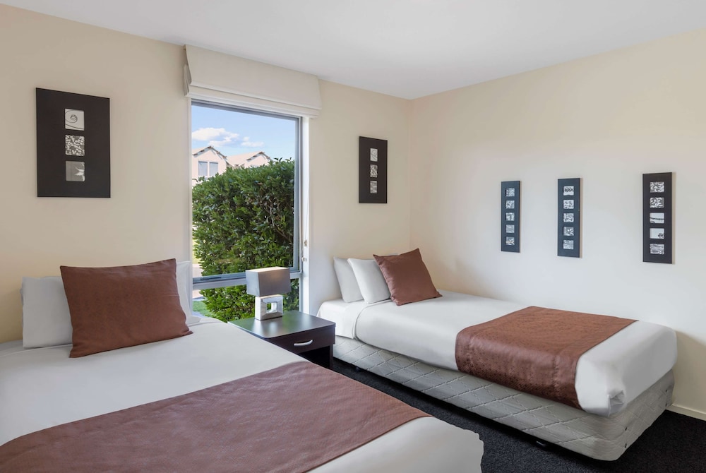 Apartment, 3 Bedrooms - Photo 2