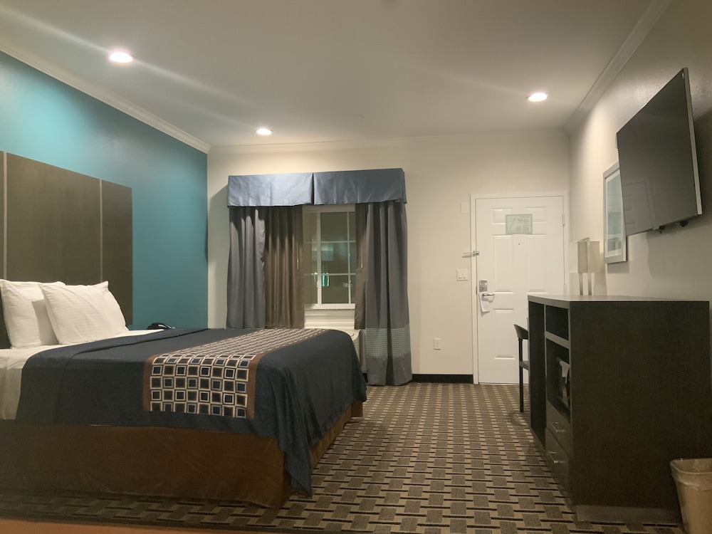 Classic Room, 1 King Bed, Smoking, Kitchenette
