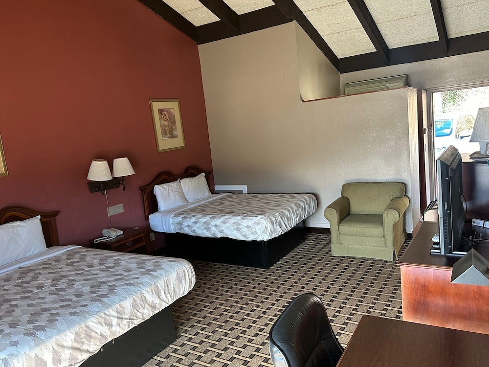 Room, 2 Queen Beds, Non Smoking, Mountain View - Photo 2