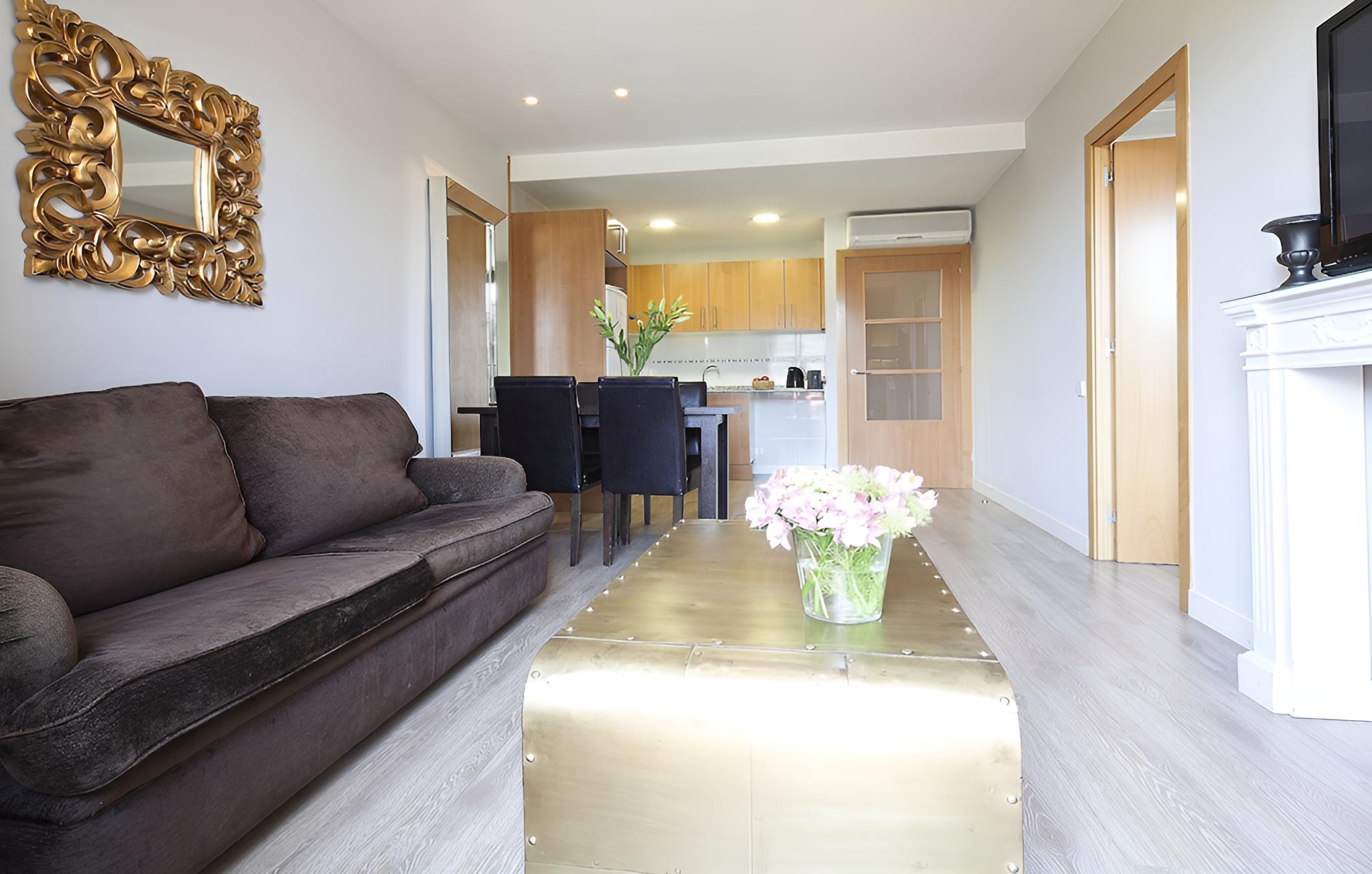 Classic Apartment, 2 Bedrooms photo 2
