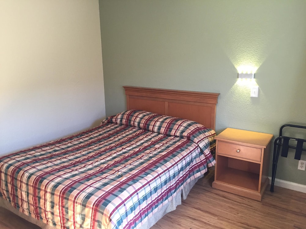 Room, 1 Queen Bed, Roll-in Shower, Non Smoking