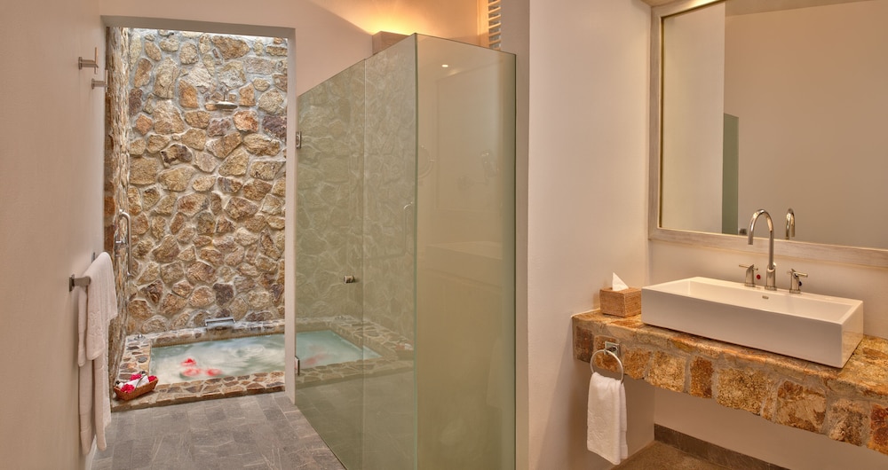 Master Suite with jacuzzi and pool - Photo 7