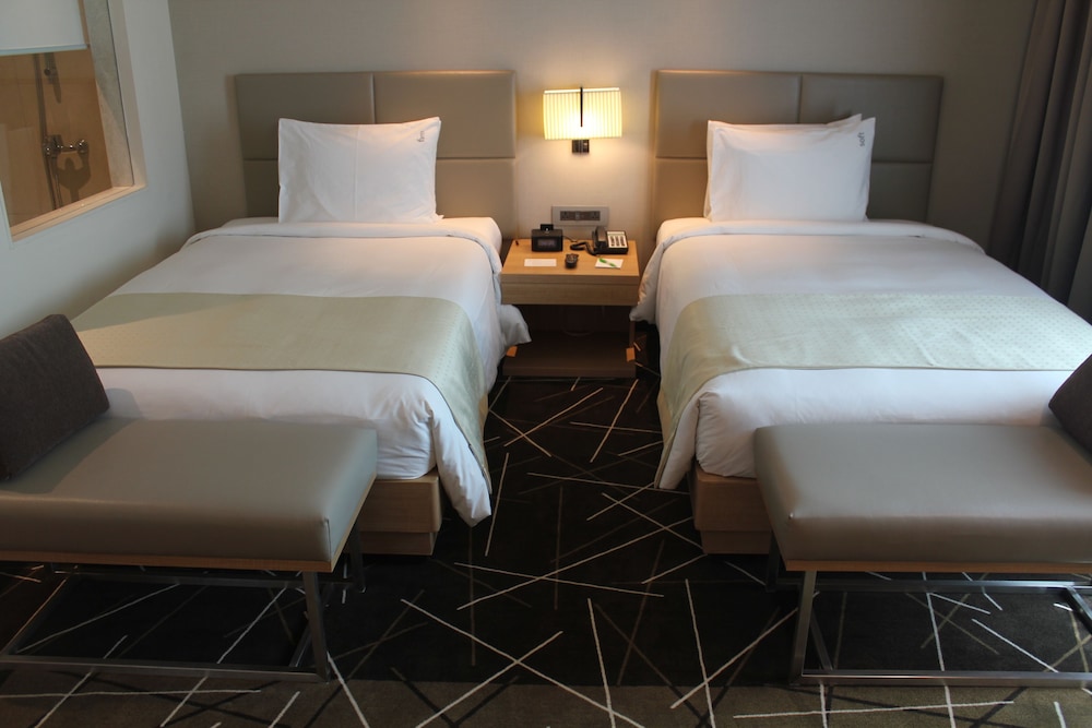 Standard King Room thumbnail 6