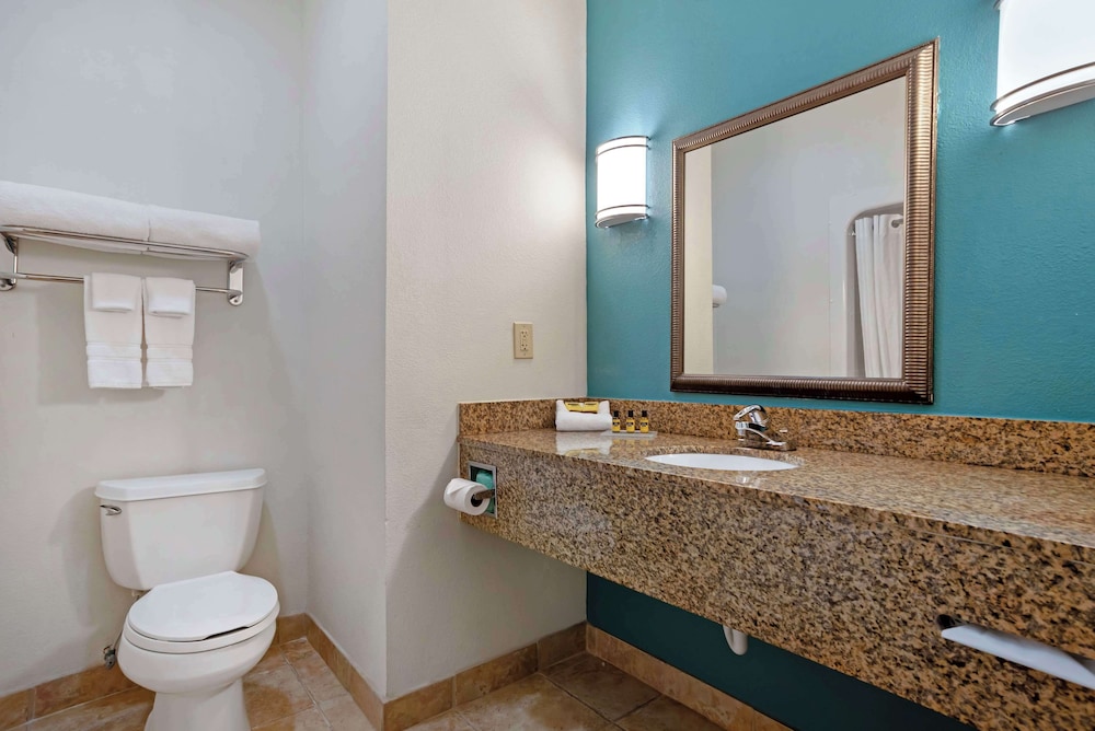 Suite, 2 Queen Beds, Non Smoking, Refrigerator & Microwave - Photo 5