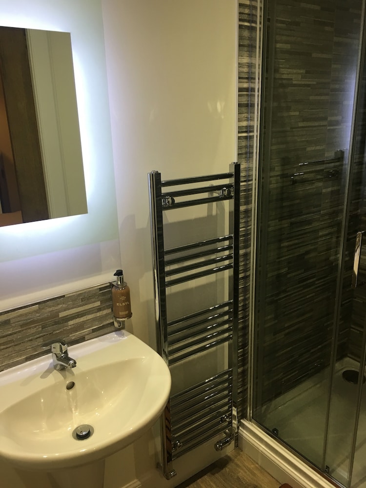 Deluxe King Room - Photo 9