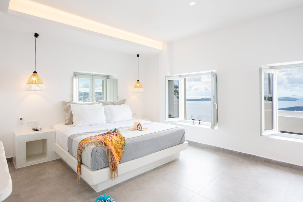 Deluxe Cliff Suite with Caldera View and Outdoor Hot Tub - Photo 6