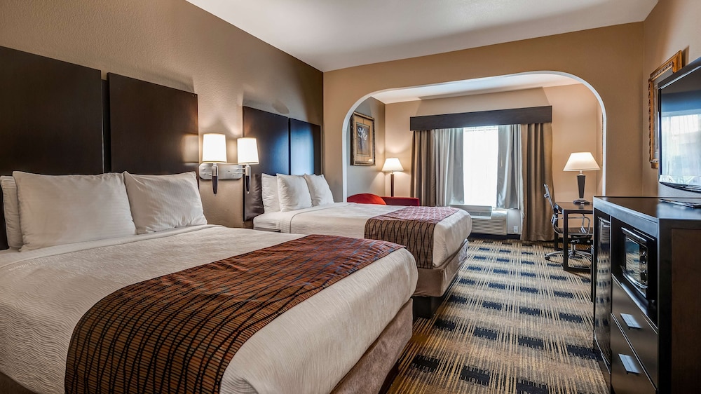 Suite, 2 Queen Beds, Non Smoking, Refrigerator & Microwave - Photo 2
