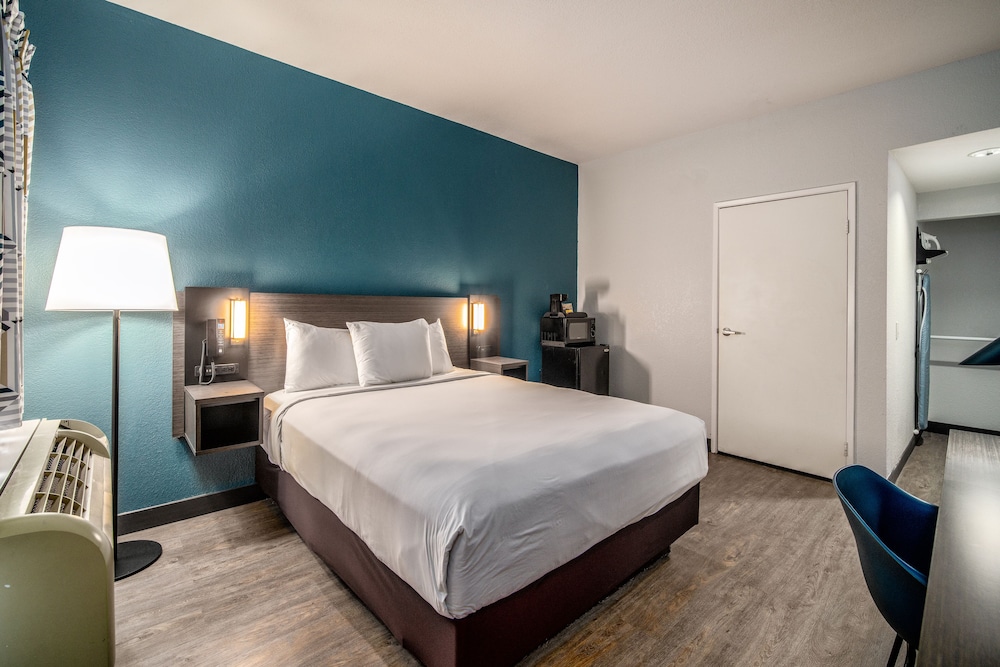 Standard Suite, 1 King Bed, Non Smoking - Photo 2