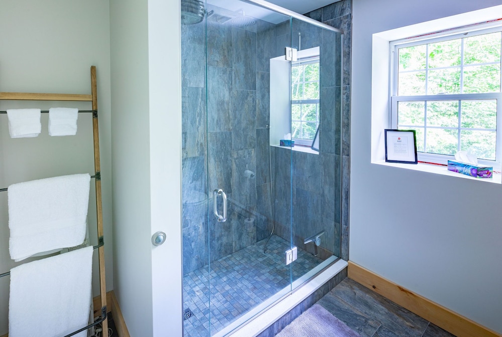 The Huron Room, Queen Bed, Shared Washroom photo 2