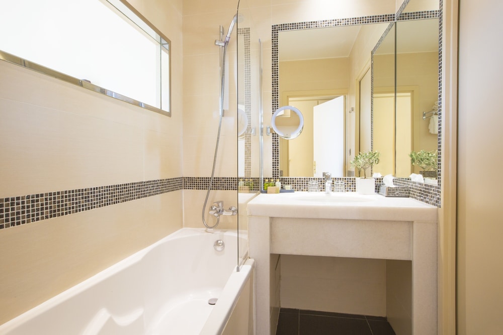 Superior Double or Twin Room, Sea View (Balcony) - Photo 12