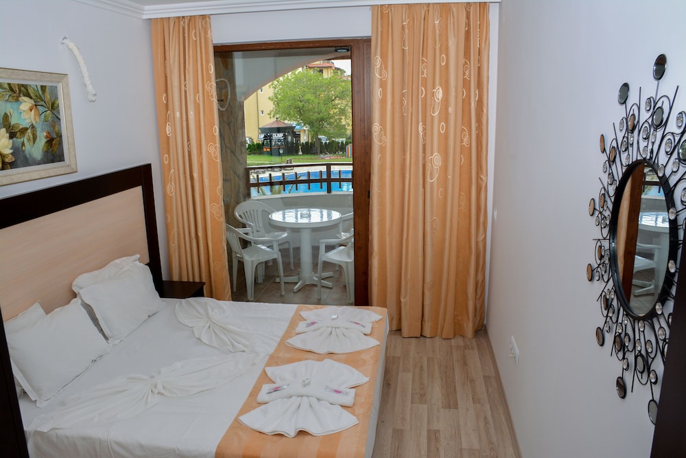 Apartment, 2 Bedrooms, Balcony, Pool View (Kitchenette ) photo 3