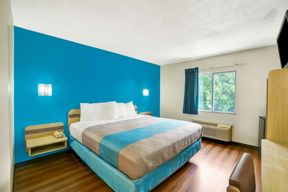 Standard Room, 1 King Bed, Non Smoking photo 3