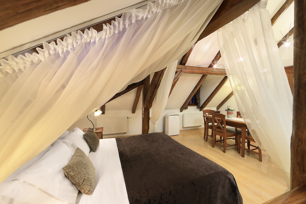 Honeymoon Suite, 1 Bedroom, Kitchen (1 Attic Castle View) photo 3