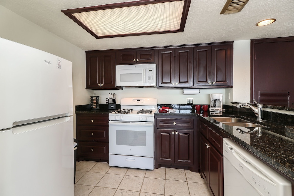Signature Condo, 1 Bedroom, Balcony, Lake View photo 3