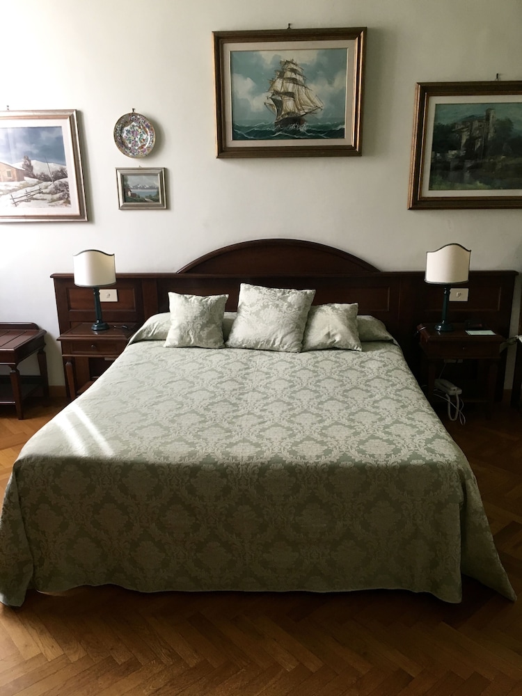 Deluxe Double or Twin Room, Ensuite photo 2