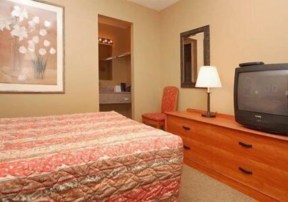 Standard Room, 1 Queen Bed, Non Smoking photo 2
