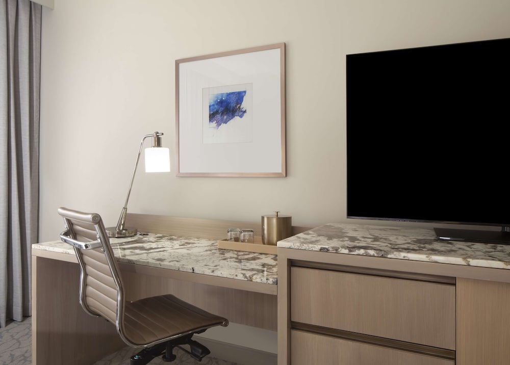 Junior Suite, 2 Queen Beds, Pool View