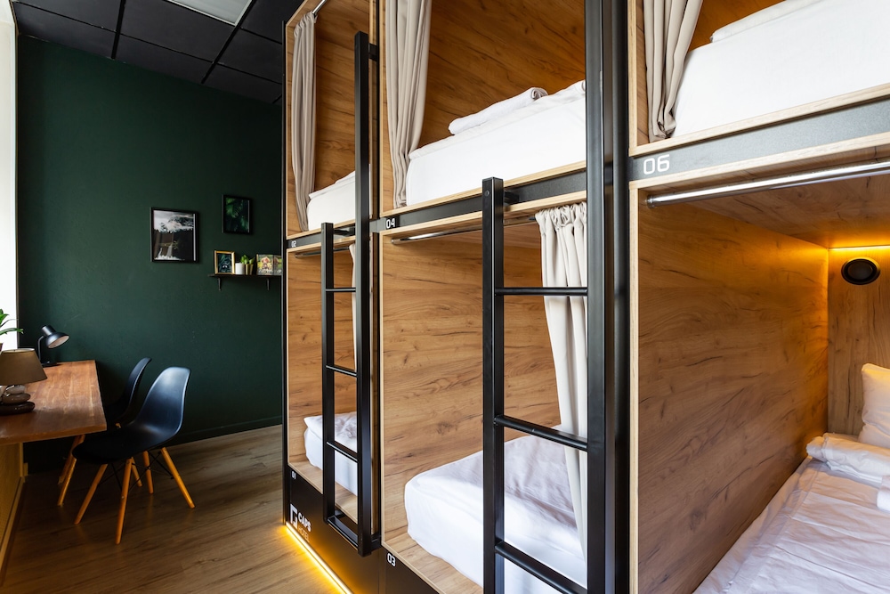 Capsule In 6 Person Room