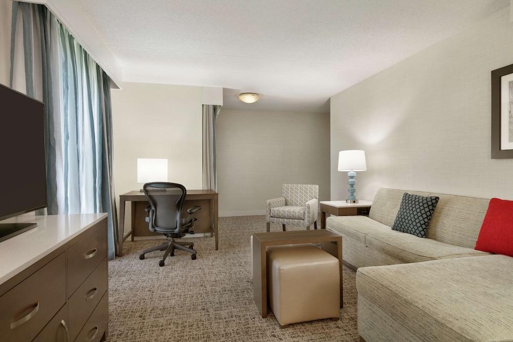 Suite, 1 King Bed, Corner - Photo 1