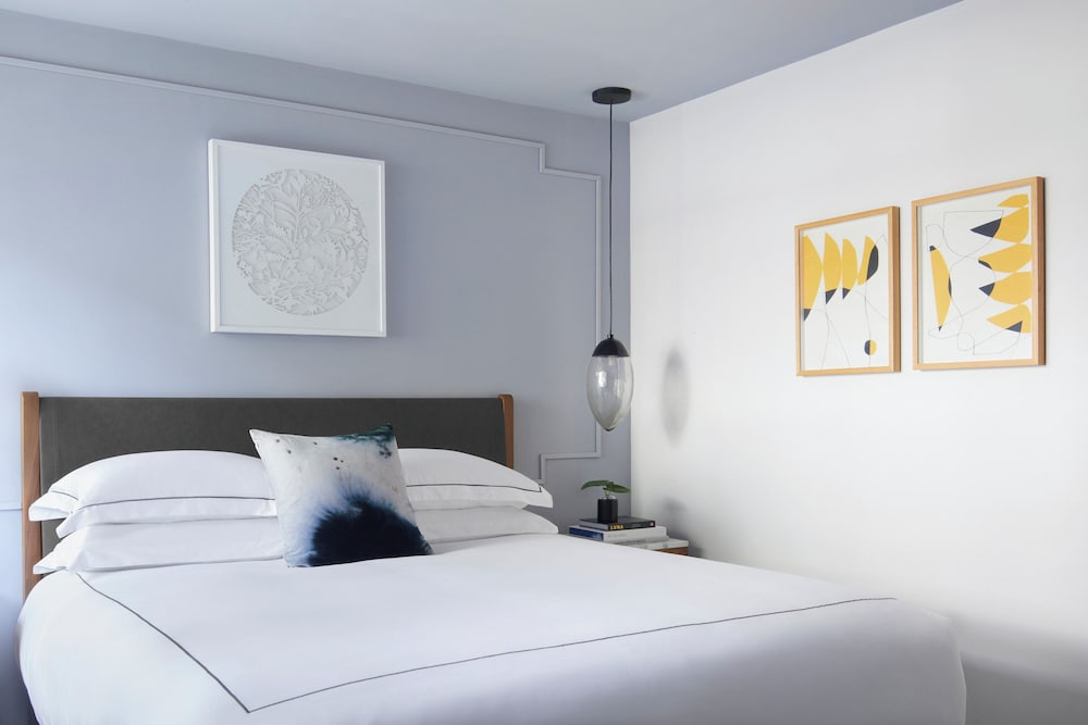 Premium Room, 1 King Bed, Roll-in Shower (Mobility) - Photo 3