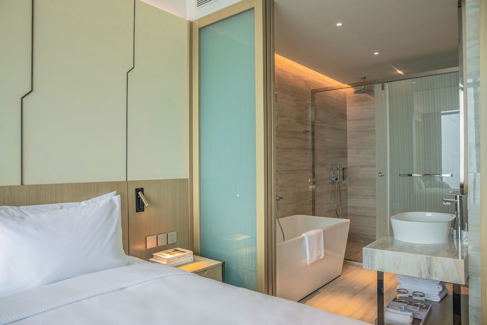 Premier Triple Partial Sea View with Balcony - Photo 3