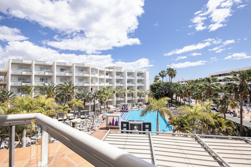 Superior Single Room, Pool View thumbnail 5