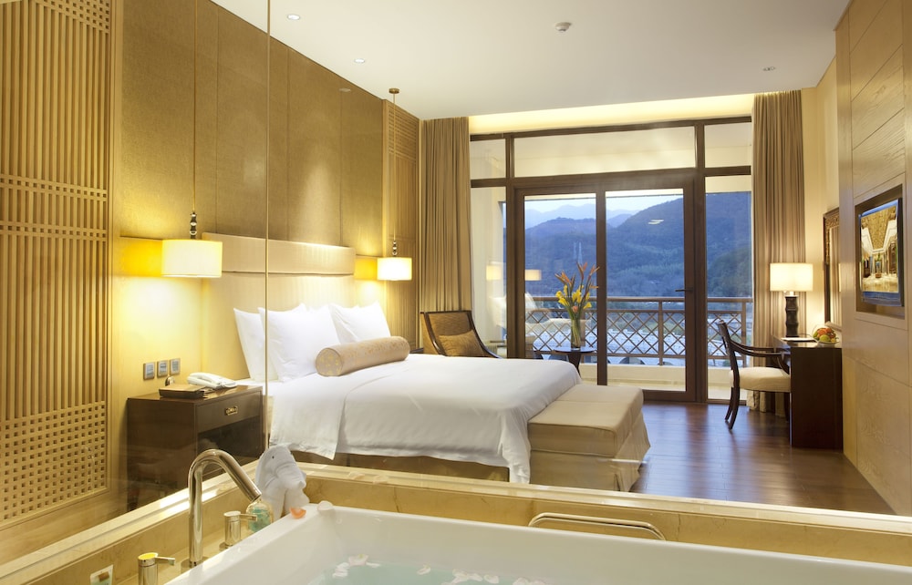 Deluxe Suite, Lake View photo 1