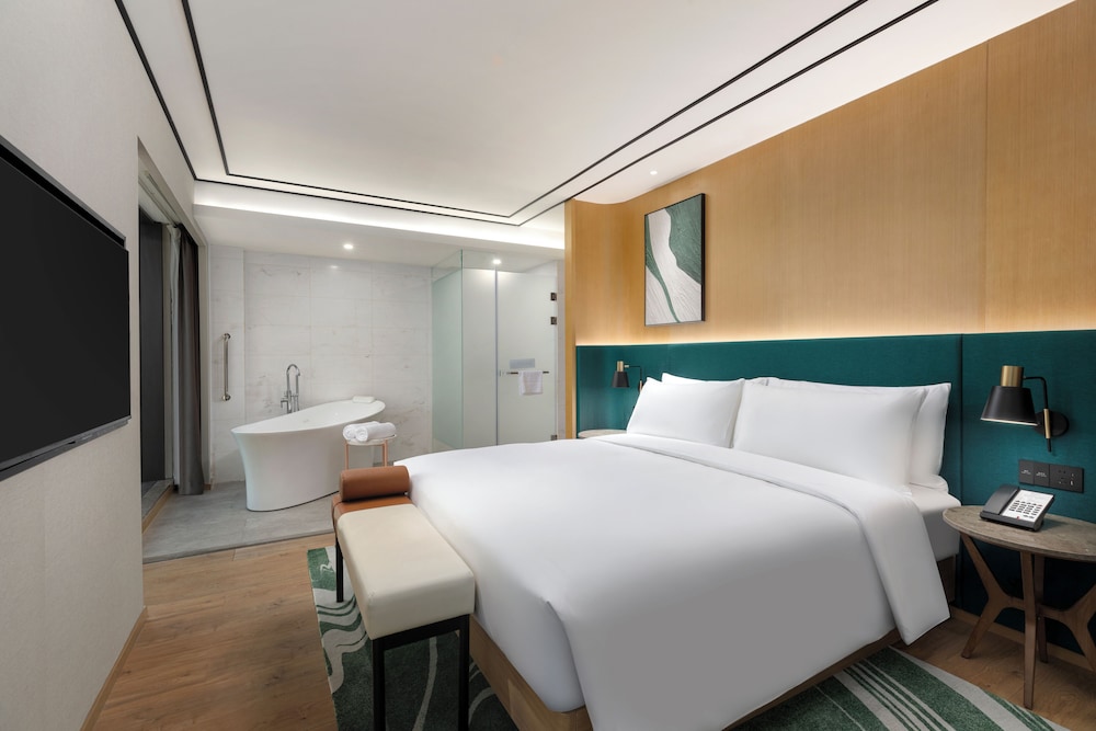 Deluxe Room, 1 King Bed, Lake View - Photo 2
